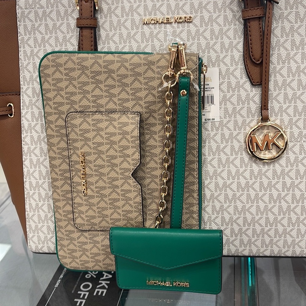 MICHAEL KORS JET SET ITEM LG 2 in 1 CARD CASE & WRISTLET
Palmetto Green 
NWT - Picture 12 of 16